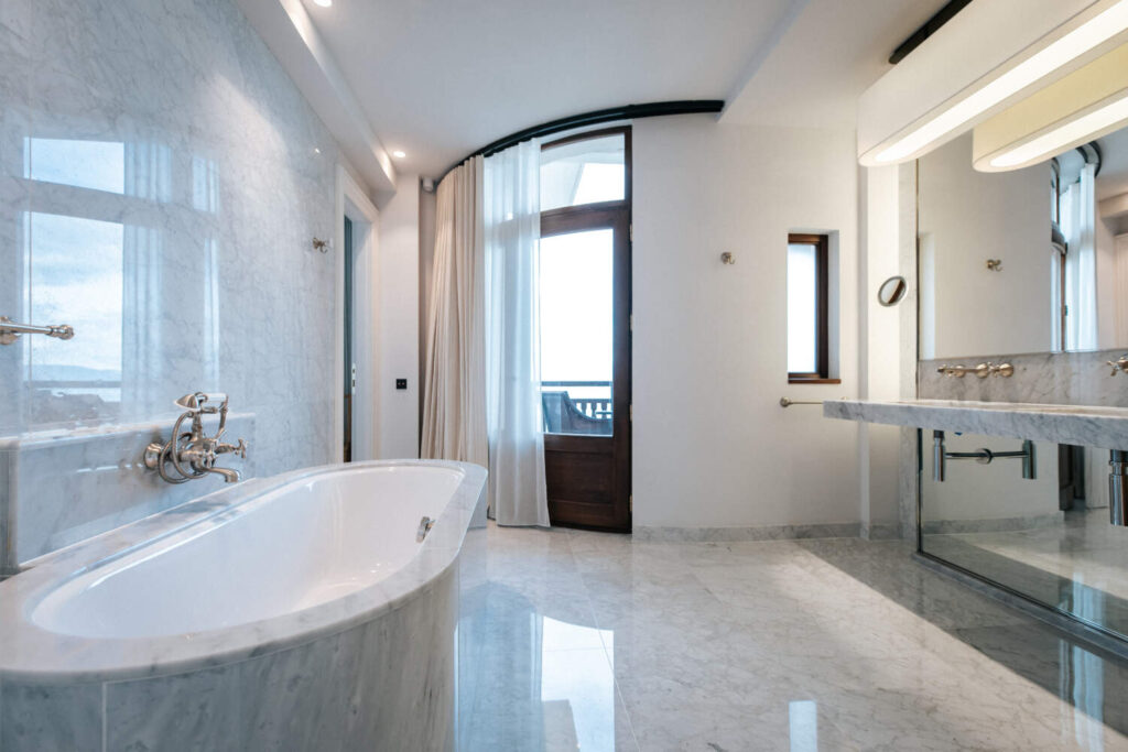 Photo d'une salle de bain en marbre - Entreprise PC MARBRE